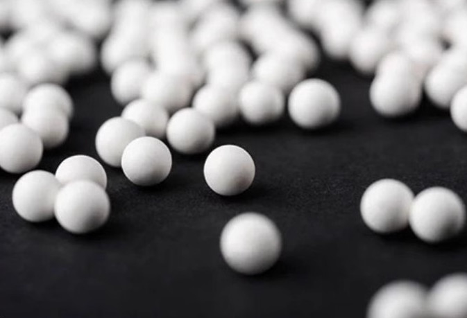 Pharma Grade Alumina Grinding Balls Ceramic Milling Media GMP Compliant For Drug Manufacturing