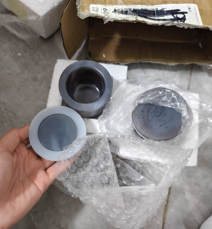 Natural agate ball milling jars are used in laboratory planetary ball mills